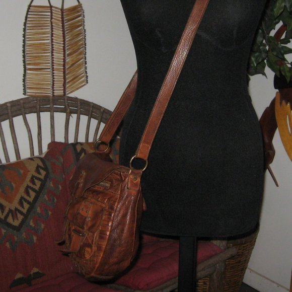 SOLD. SOLD. SOLD. WILSONS VINTAGE LARGE CROSSBODY BAG - Picture 3 of 10